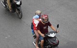 Người dân mệt mỏi đợi xe về quê trong dịp nghỉ lễ
